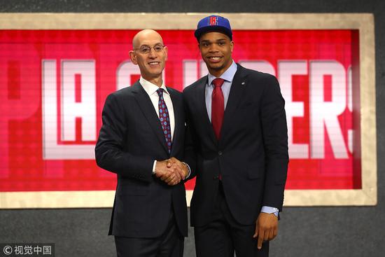 容易放松警 容易放松警